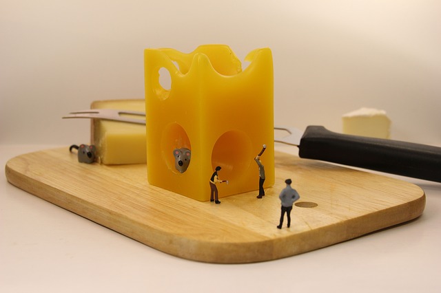 Free download miniature figures mousetrap cheese free picture to be edited with GIMP free online image editor
