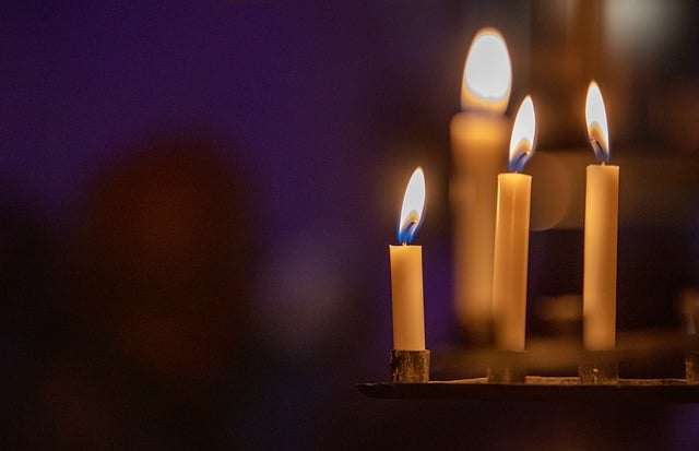 Descargue gratis la imagen gratuita de la oración de las velas del candelabro de la misión para editar con el editor de imágenes en línea gratuito GIMP