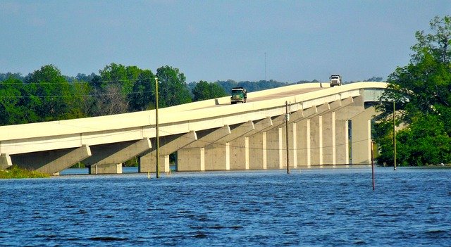 Scarica gratuitamente Mississippi River Flooded Highway: foto o immagini gratuite da modificare con l'editor di immagini online GIMP