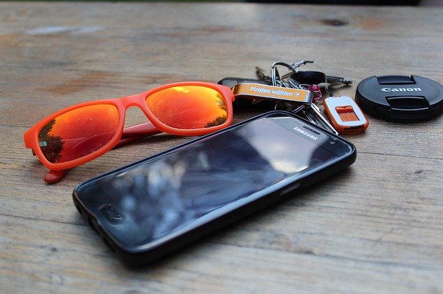 Darmowe pobieranie Mobile Phone Key Sunglasses - darmowe zdjęcie lub obraz do edycji za pomocą internetowego edytora obrazów GIMP