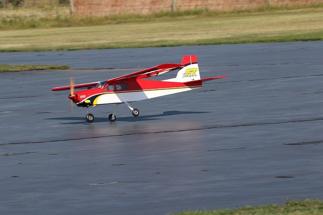 Muat turun percuma Model Airplane Landing Aircraft - foto atau gambar percuma untuk diedit dengan editor imej dalam talian GIMP