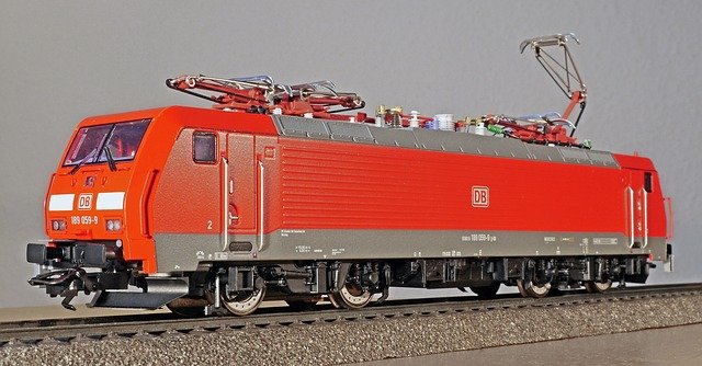 Laden Sie das kostenlose Bild einer modernen Elektrolokomotive kostenlos herunter, um es mit dem kostenlosen Online-Bildeditor GIMP zu bearbeiten