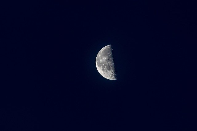 Unduh gratis Moon Blue Hour Sky - foto atau gambar gratis untuk diedit dengan editor gambar online GIMP
