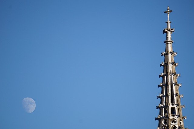 Bezpłatne pobieranie Moon Church Sky - bezpłatne zdjęcie lub obraz do edycji za pomocą internetowego edytora obrazów GIMP