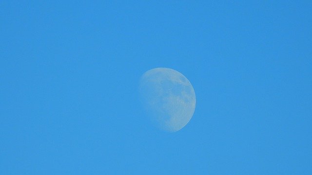 Unduh gratis Moon The Background Blue - foto atau gambar gratis untuk diedit dengan editor gambar online GIMP