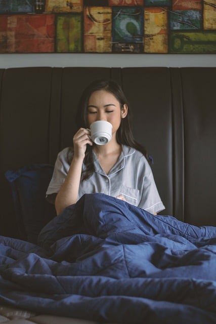 Ücretsiz indir sabah kahvesi kadın rahatlamış GIMP ücretsiz çevrimiçi resim düzenleyiciyle düzenlenecek ücretsiz resim