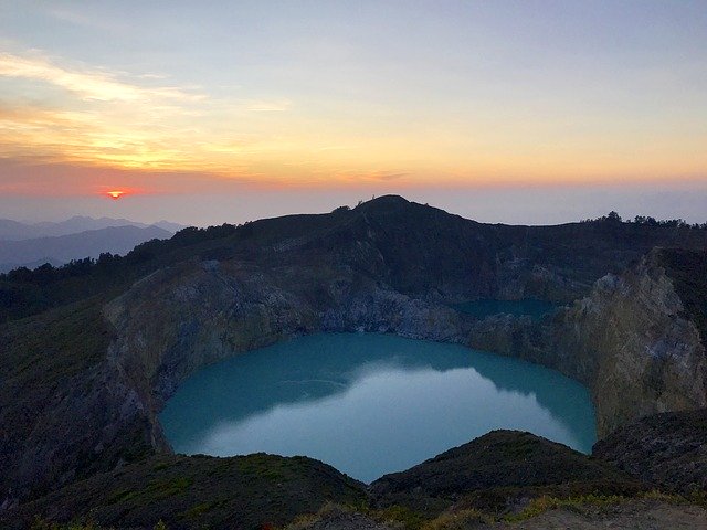 הורדה חינם Morning Volcano Lake - תמונה או תמונה בחינם לעריכה עם עורך התמונות המקוון GIMP