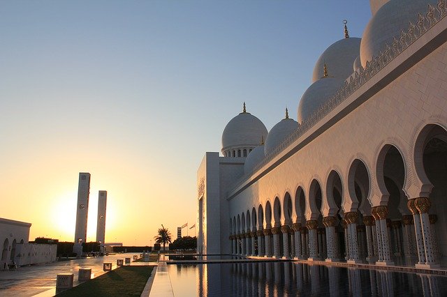 Bezpłatne pobieranie Mosque Reflection Water Abu - darmowe zdjęcie lub obraz do edycji za pomocą internetowego edytora obrazów GIMP