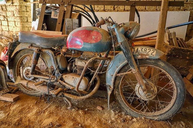 Bezpłatne pobieranie Motorcycle Abandoned Old - bezpłatne zdjęcie lub obraz do edycji za pomocą internetowego edytora obrazów GIMP