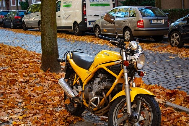 Descărcare gratuită Motorcycle Autumn Bike - fotografie sau imagine gratuită pentru a fi editată cu editorul de imagini online GIMP