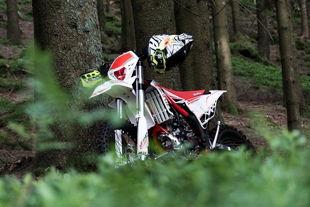 Descarga gratuita Motorcycle Motocross Enduro: foto o imagen gratuita para editar con el editor de imágenes en línea GIMP