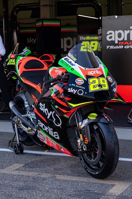 ดาวน์โหลดฟรี Motorcycle Racing Race Track Pit - รูปถ่ายหรือรูปภาพฟรีที่จะแก้ไขด้วยโปรแกรมแก้ไขรูปภาพออนไลน์ GIMP