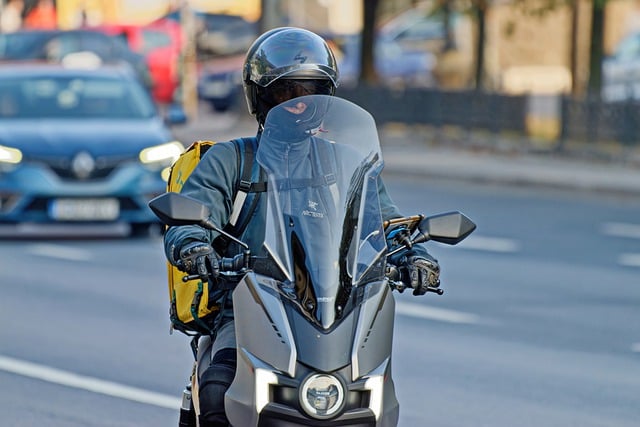 Muat turun percuma gambar percuma kurier lelaki penunggang motosikal untuk diedit dengan editor imej dalam talian percuma GIMP