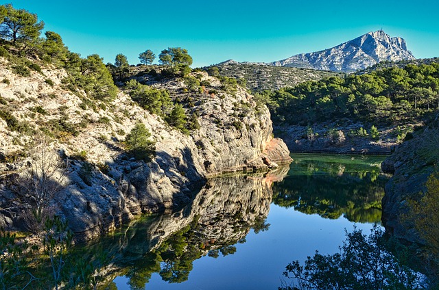 Scarica gratis l'immagine gratuita delle rocce dello stagno del lago della diga della montagna da modificare con l'editor di immagini online gratuito di GIMP