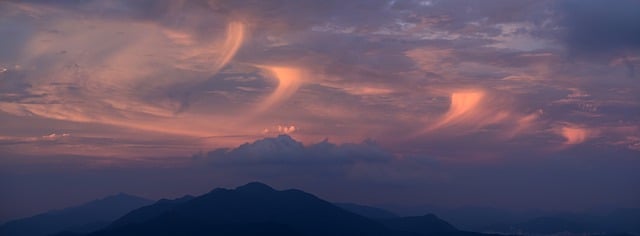 GIMPで編集できる山の夕方の空の輝き雲の無料画像を無料でダウンロード無料のオンライン画像エディター