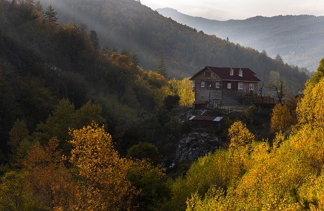 Download gratuito Mountain Historic House Forest - foto o immagine gratuita da modificare con l'editor di immagini online di GIMP