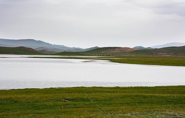 Baixe gratuitamente a imagem gratuita da natureza do lago da montanha na Mongólia para ser editada com o editor de imagens on-line gratuito do GIMP