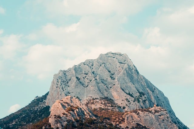 Baixe gratuitamente a imagem gratuita dos picos das montanhas para ser editada com o editor de imagens on-line gratuito do GIMP