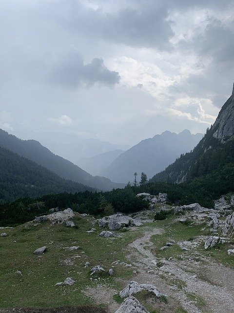 Muat turun percuma Mountain Pass Clouds Landscape - foto atau gambar percuma untuk diedit dengan editor imej dalam talian GIMP