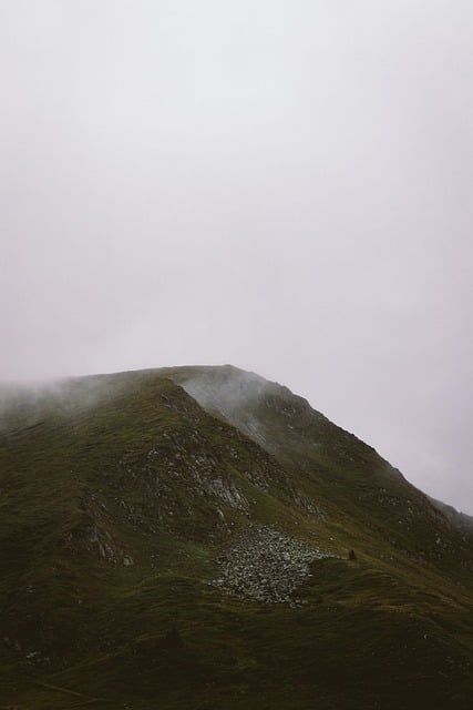 Descargue gratis una imagen de niebla del paisaje del pico de la montaña para editar con el editor de imágenes en línea gratuito GIMP