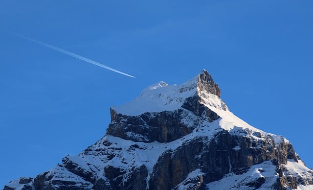 Scarica gratuitamente l'immagine gratuita dell'aereo di montagna delle Alpi Engelberg da modificare con l'editor di immagini online gratuito GIMP