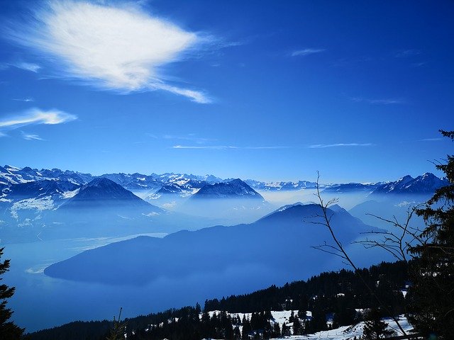 Безкоштовно завантажити Mountains Distant View Lake Light - безкоштовне фото або зображення для редагування в онлайн-редакторі зображень GIMP