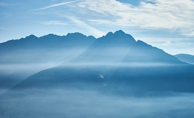 Download gratuito Mountains Fog Light Snowfall - foto o immagine gratuita da modificare con l'editor di immagini online GIMP