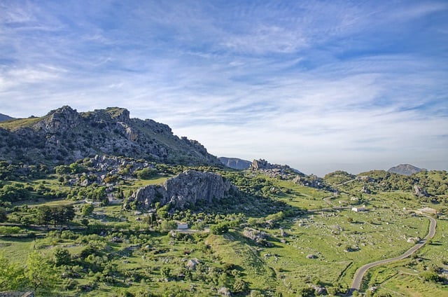 Bezpłatne pobieranie gór wzgórze skały drzewa Hiszpania bezpłatne zdjęcie do edycji za pomocą bezpłatnego edytora obrazów online GIMP