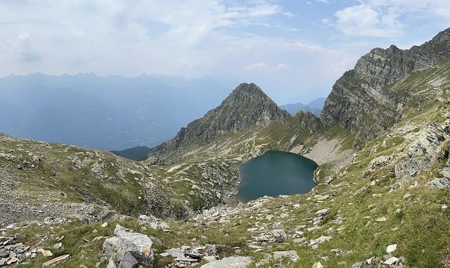 Scarica gratuitamente l'immagine gratuita di montagne colline lago escursione da modificare con l'editor di immagini online gratuito GIMP