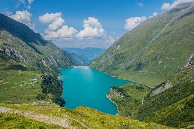 Download gratuito Mountains Lake Scenic: foto o immagini gratuite da modificare con l'editor di immagini online GIMP