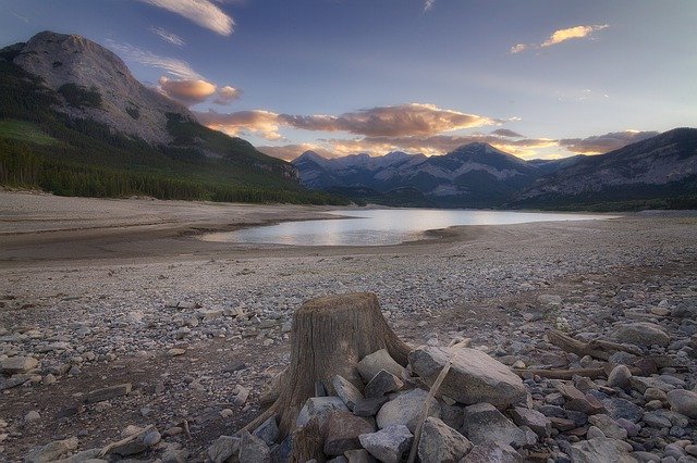 Descarga gratuita Mountains Lake Stump: foto o imagen gratuita para editar con el editor de imágenes en línea GIMP