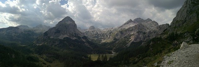 Descarga gratuita Mountains Panorama Panorámica: foto o imagen gratuita para editar con el editor de imágenes en línea GIMP