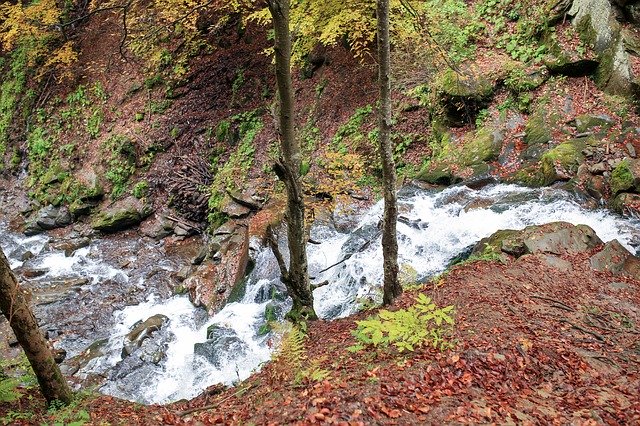 Descarga gratuita Mountains Small River Creek: foto o imagen gratuitas para editar con el editor de imágenes en línea GIMP
