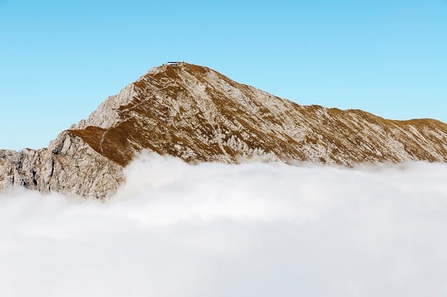 Baixe gratuitamente a imagem gratuita das nuvens do topo do cume da montanha para ser editada com o editor de imagens on-line gratuito do GIMP