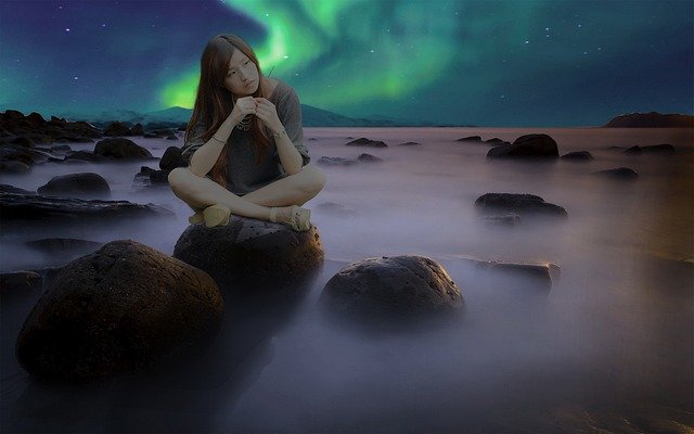 Unduh gratis Mounting Aurora Borealis Woman - foto atau gambar gratis untuk diedit dengan editor gambar online GIMP