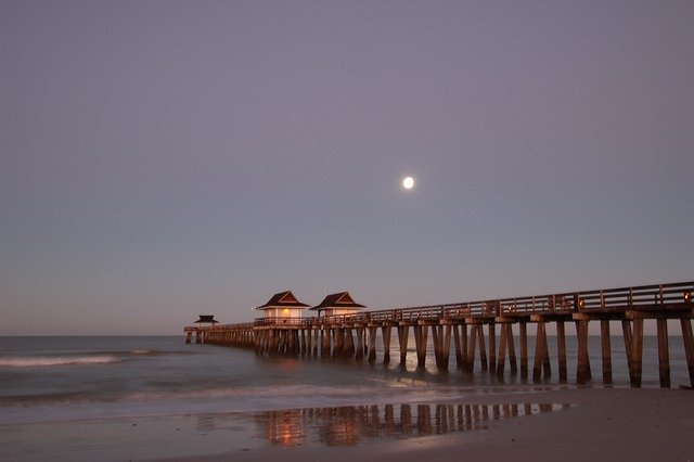 Descărcare gratuită Naples Pier Moon - fotografie sau imagine gratuită pentru a fi editată cu editorul de imagini online GIMP