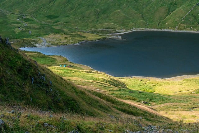 Descărcare gratuită natura lac camping hills verde imagine gratuită pentru a fi editată cu editorul de imagini online gratuit GIMP