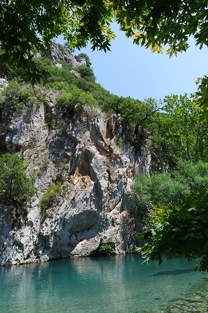 Descărcare gratuită Nature River Mountain - fotografie sau imagine gratuită pentru a fi editată cu editorul de imagini online GIMP