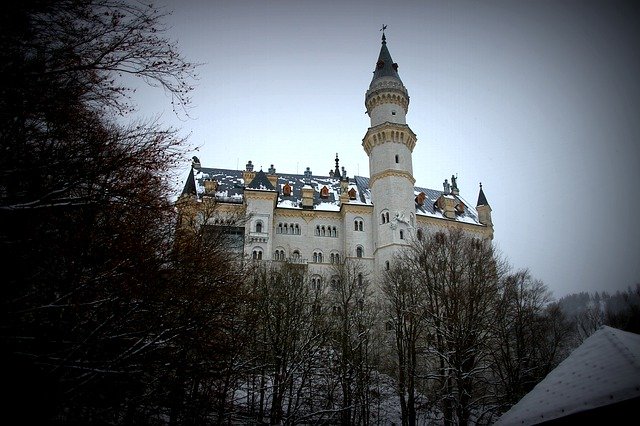 Descarcă gratuit Neuschwanstein Castle Destination - fotografie sau imagine gratuită pentru a fi editată cu editorul de imagini online GIMP
