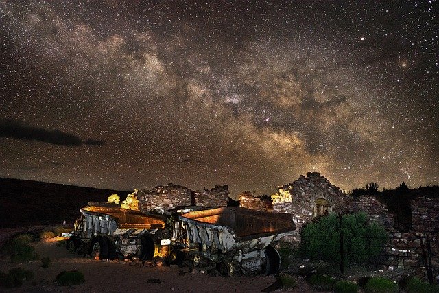 Скачать бесплатно Night Sky Dump Trucks Abandoned - бесплатную иллюстрацию для редактирования с помощью бесплатного онлайн-редактора изображений GIMP