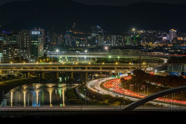 Téléchargement gratuit d'une image gratuite de bâtiment de ville sombre avec vue de nuit à modifier avec l'éditeur d'images en ligne gratuit GIMP