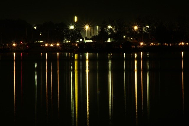 ดาวน์โหลดฟรี Night Water Light - ภาพถ่ายหรือรูปภาพฟรีที่จะแก้ไขด้วยโปรแกรมแก้ไขรูปภาพออนไลน์ GIMP