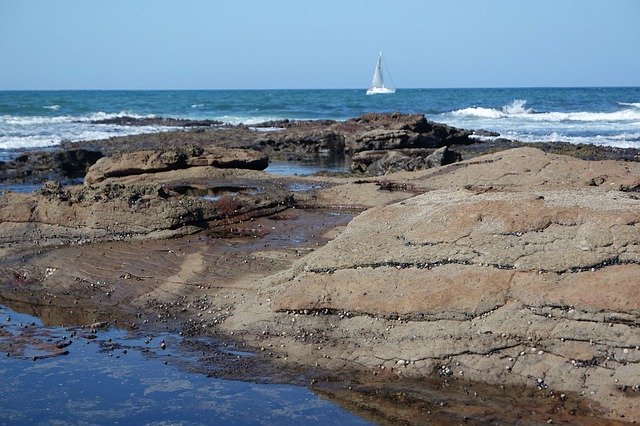 Bezpłatne pobieranie Ocean Rocks Blue Sky - bezpłatne zdjęcie lub obraz do edycji za pomocą internetowego edytora obrazów GIMP