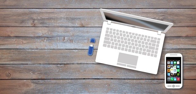 Bezpłatne pobieranie bezpłatnego zdjęcia stołu biurowego, laptopa do domowego biura, do edycji za pomocą bezpłatnego edytora obrazów online GIMP