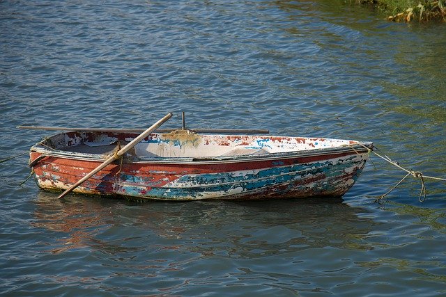 Descărcare gratuită Old Boat Sea - fotografie sau imagini gratuite pentru a fi editate cu editorul de imagini online GIMP