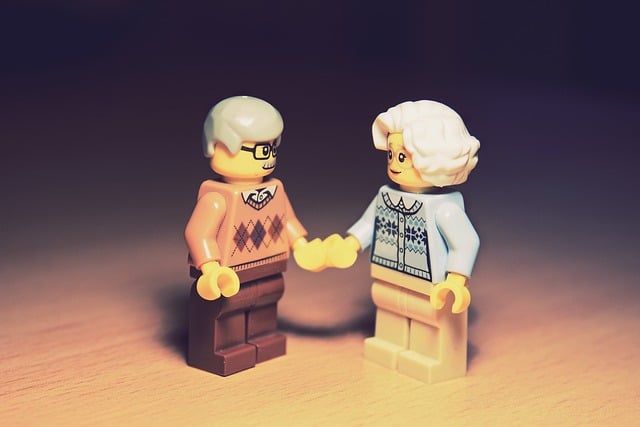 老夫婦の置物レゴ愛を無料ダウンロード GIMP で編集できる無料オンライン画像エディター