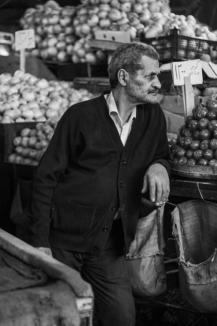 Bezpłatne pobieranie zdjęć Old Man Care Iran Men Mall do edycji za pomocą bezpłatnego edytora obrazów online GIMP