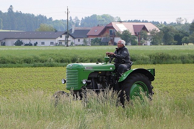 Безкоштовно завантажте Oldtimer Tractor Nostalgia - безкоштовне фото або зображення для редагування за допомогою онлайн-редактора зображень GIMP