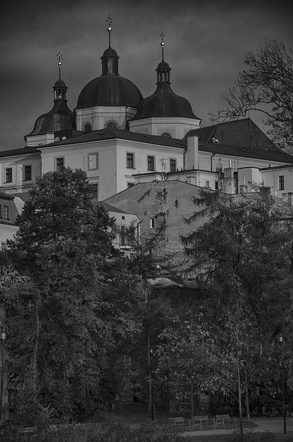 Bezpłatne pobieranie Architektura kościoła w Ołomuńcu - bezpłatne zdjęcie lub obraz do edycji za pomocą internetowego edytora obrazów GIMP
