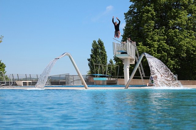 Descărcare gratuită Outdoor Pool Jump Plunge Swimming - fotografie sau imagini gratuite pentru a fi editate cu editorul de imagini online GIMP